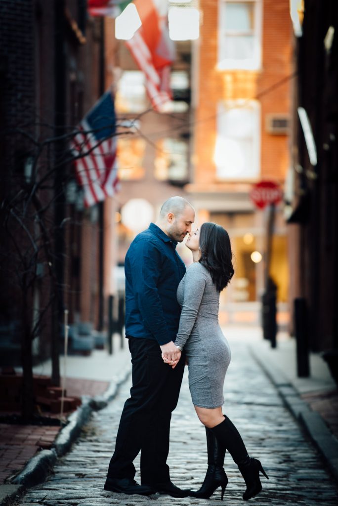 couple leaning in for a kiss at elfreth's alley