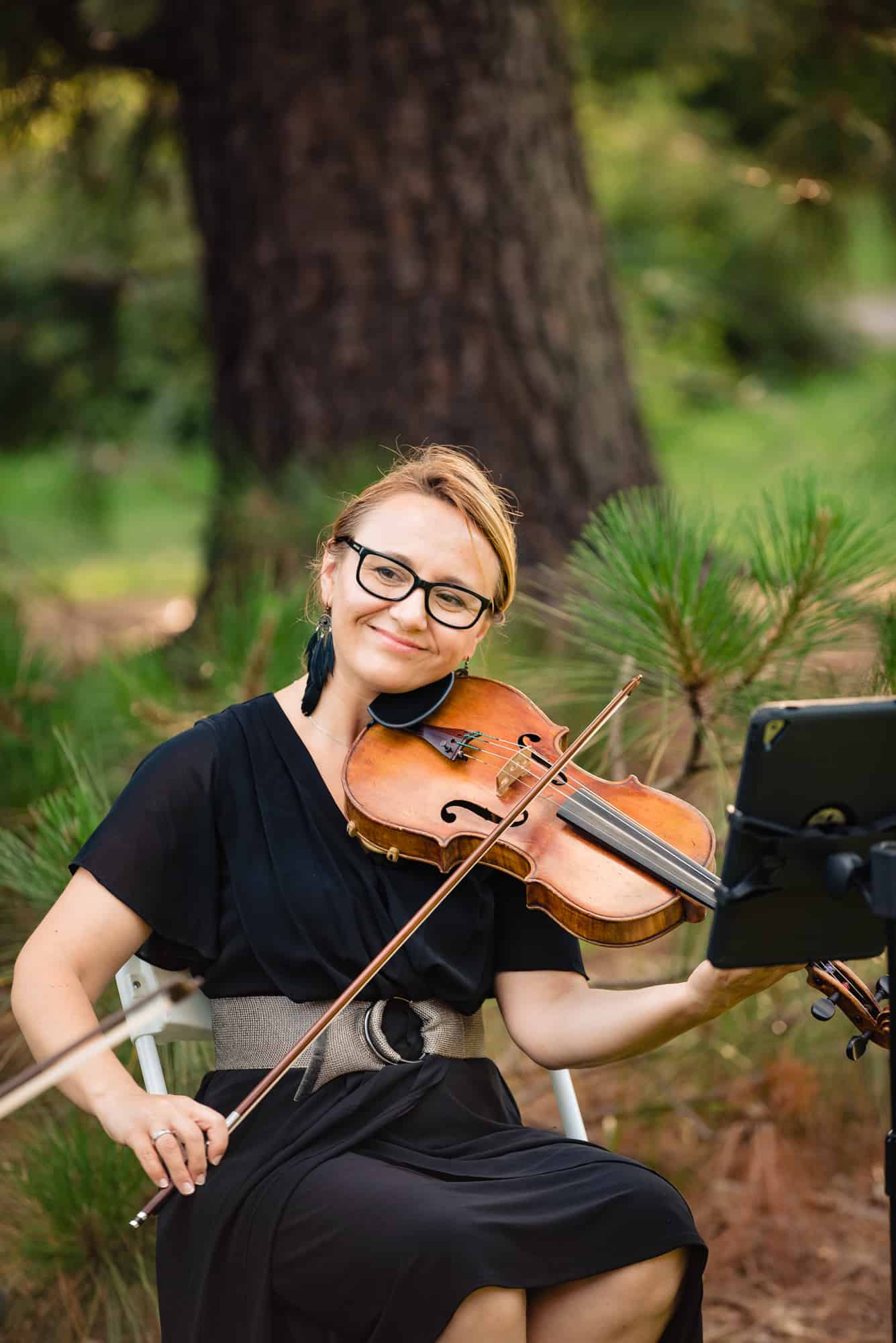 violinist playing wedding reception music