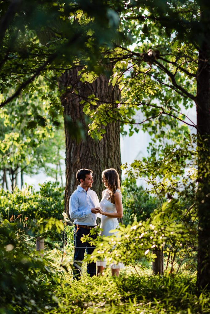 Couple take a pose during their Brooklyn Bridge Park Eshoot