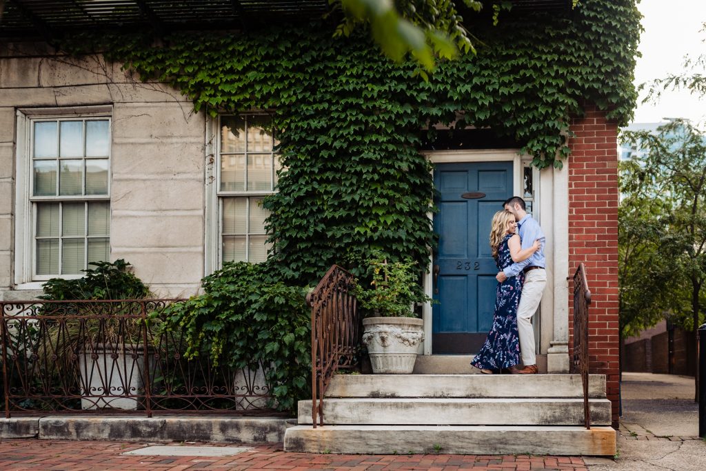 couple embracing on a stoop during their Old City Philly eshoot