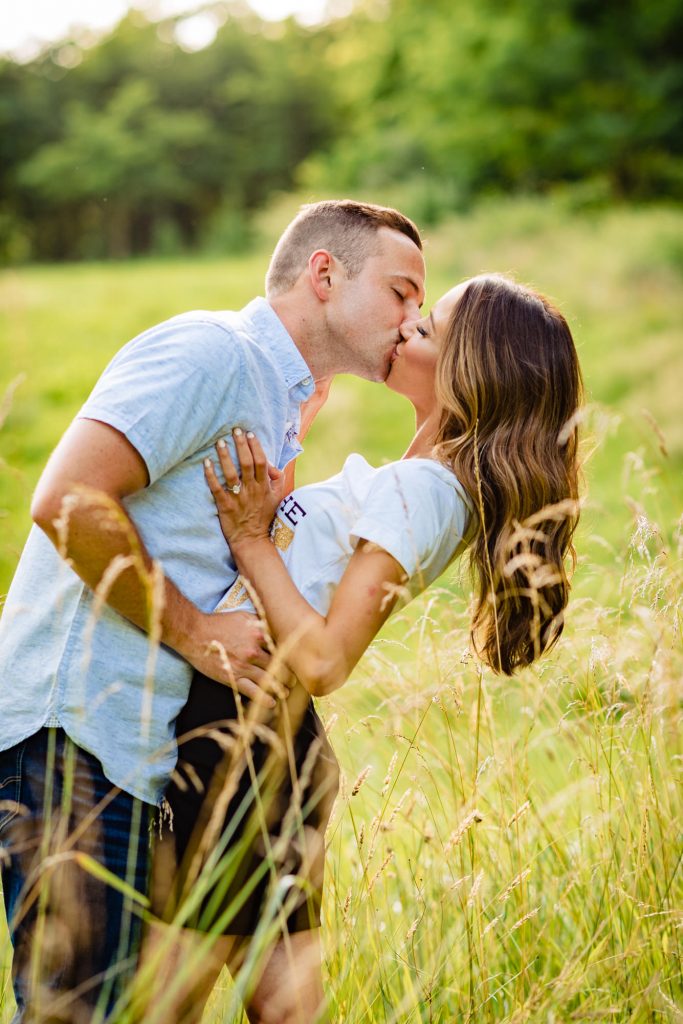 couple kissing