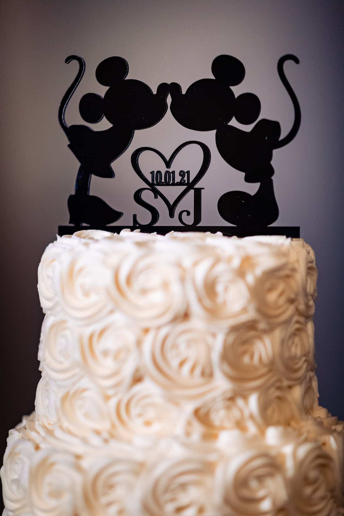 a mickey mouse themed wedding cake