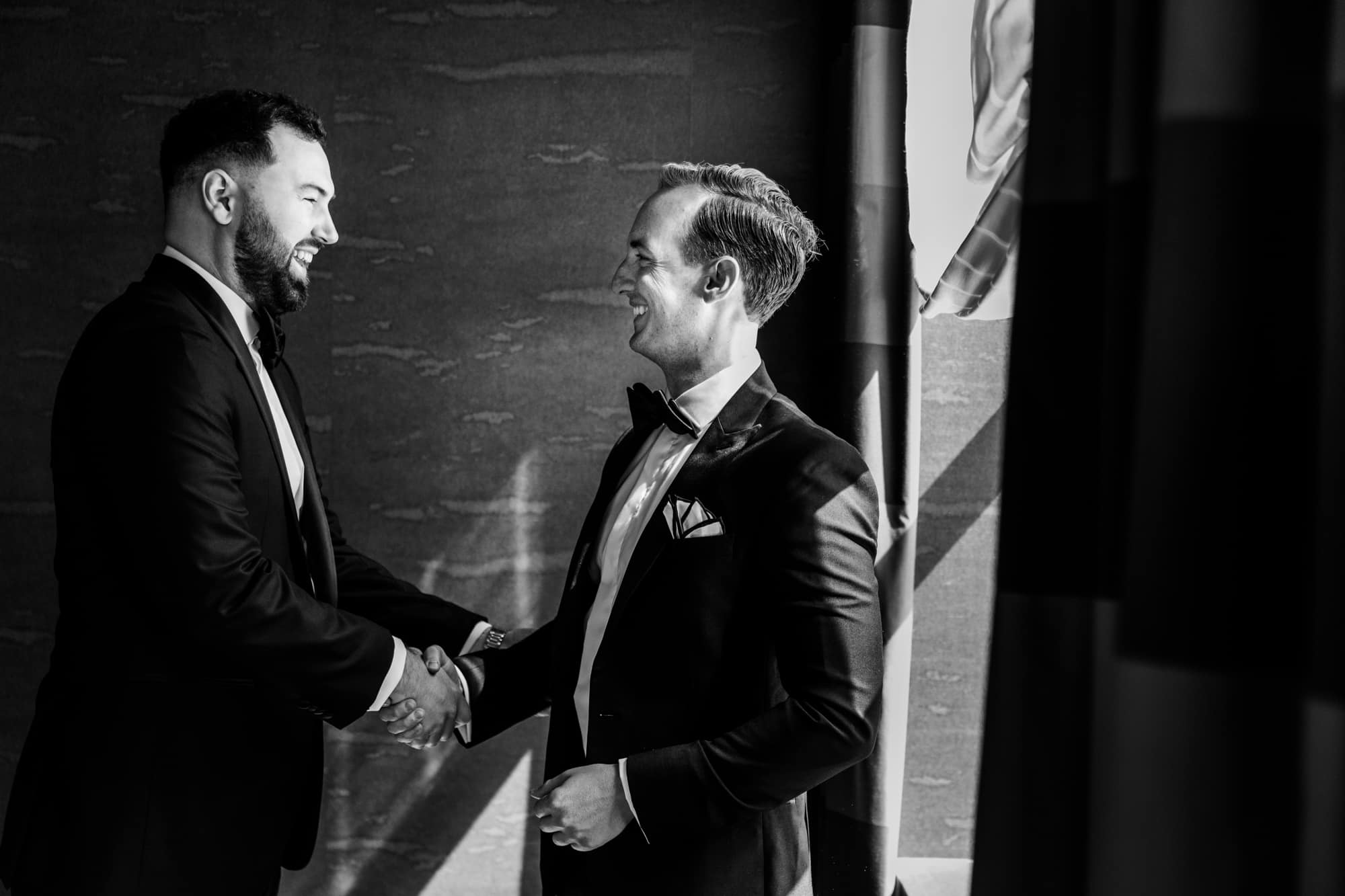 groom shaking hands with his best man