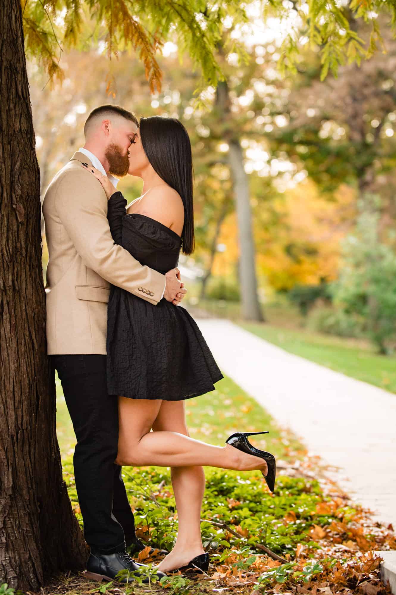 a kissing couple during their Lehigh University E-Session