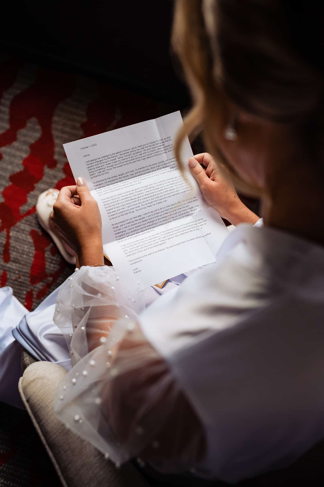 bride reading the groom's wedding letter