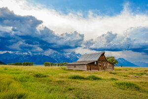 The Moulton Barn is an iconic testament to the rugged majesty and rich history of the American West characterised by the panoramic vista of the Grand Teton Mountains. It stands out as among the most frequently photographed barns in the US.