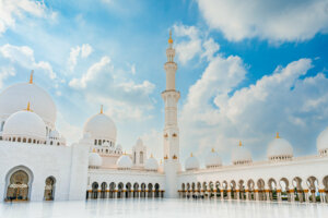 Majestic facade of the Sheikh Zayed Grand Mosque in Abu Dhabi, a masterpiece of Islamic architecture