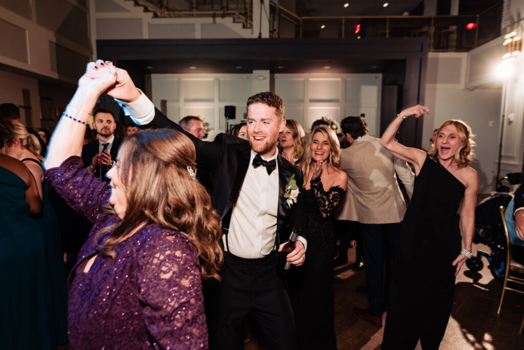 groom dancing with her mother